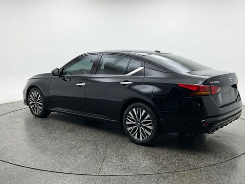 Used 2025 Nissan Altima 2.5 SV FWD image 6