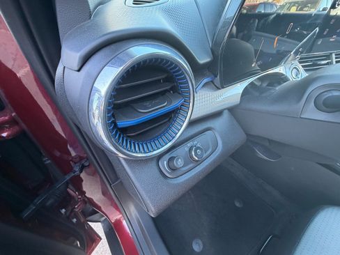 Certified 2025 Chevrolet Trax LT w/ LT Convenience Package image 9