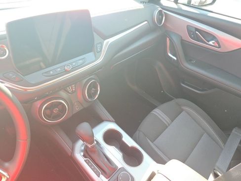 Used 2025 Chevrolet Blazer LT image 3