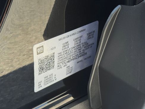 Used 2025 Chevrolet Trax LT FWD image 29
