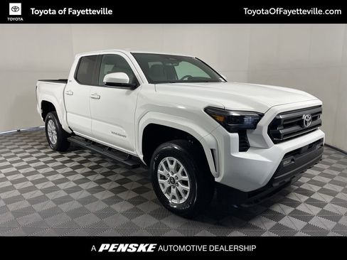 Used 2025 Toyota Tacoma SR5 AWD/4WD image 14