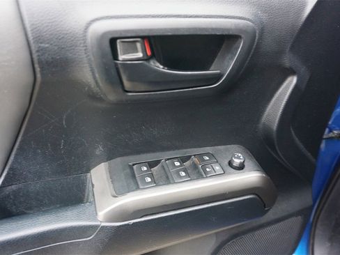 Used 2018 Toyota Tacoma SR5 image 3