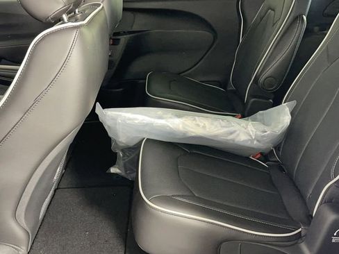 New 2025 Chrysler Pacifica Limited image 13