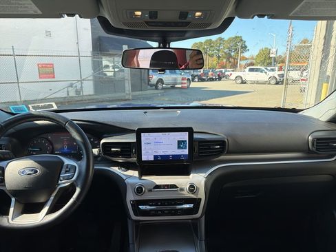 Used 2022 Ford Explorer XLT image 14