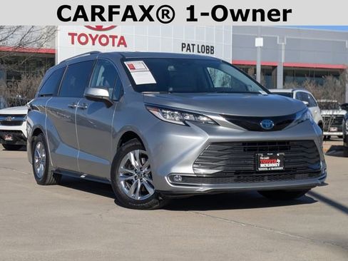 Used 2023 Toyota Sienna Limited image 2