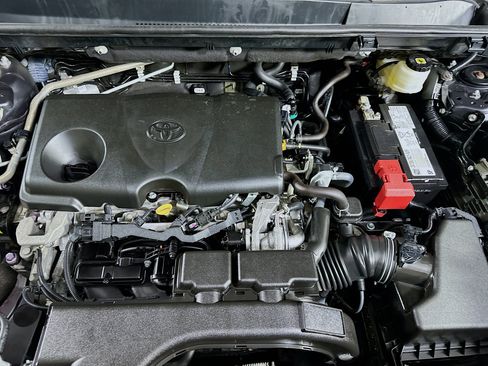 Used 2021 Toyota RAV4 LE FWD image 31