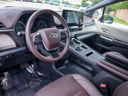 Used 2023 Toyota Sienna Platinum image 8