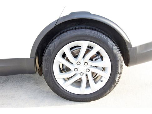 Used 2018 Land Rover Discovery HSE image 32