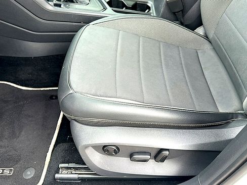 Used 2023 Volkswagen Taos SE w/ Panoramic Sunroof Package FWD image 15