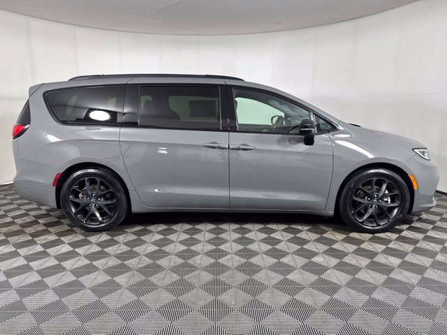 Used 2025 Chrysler Pacifica Limited FWD image 2