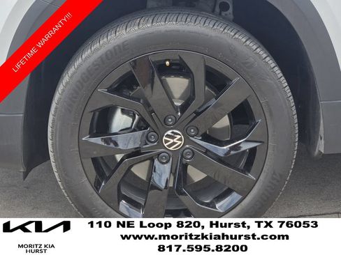 Used 2024 Volkswagen Taos SE w/ Panoramic Sunroof Package FWD image 20