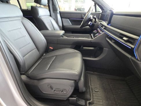 Used 2025 Hyundai Santa Fe Calligraphy AWD/4WD image 4
