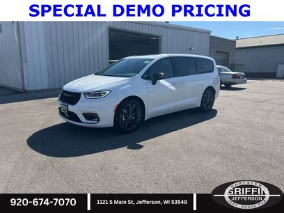 New 2026 Chrysler Pacifica Select