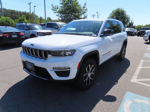Used 2025 Jeep Grand Cherokee Limited w/ Trailer Tow Package AWD/4WD image 3