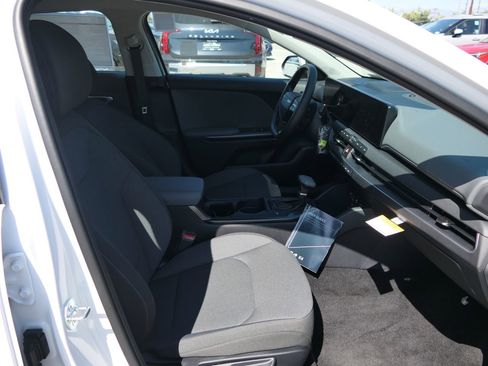 New 2025 Kia K4 LXS image 25