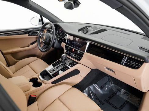 Certified 2025 Porsche Macan AWD/4WD image 23