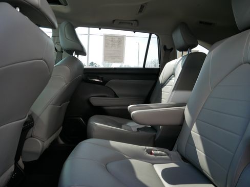 Used 2022 Toyota Highlander XLE image 7