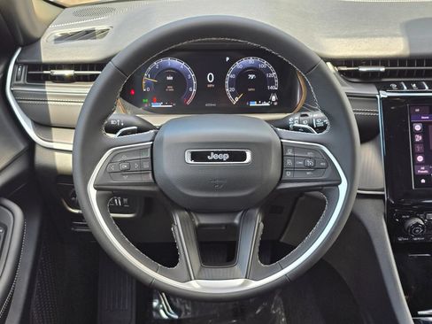 Used 2025 Jeep Grand Cherokee Laredo X AWD/4WD image 6
