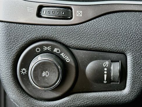 Used 2019 Jeep Cherokee Latitude w/ Cold Weather Group AWD/4WD image 16