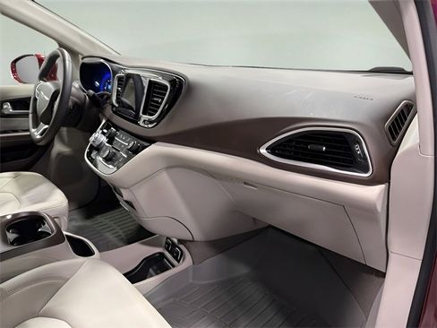Used 2020 Chrysler Pacifica Touring-L Plus w/ Advanced Safetytec Group image 13
