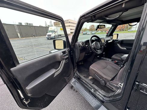 Used 2014 Jeep Wrangler Unlimited Sahara w/ Dual Top Group AWD/4WD image 9