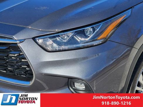 Used 2025 Toyota Highlander Platinum image 11