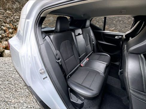 Used 2020 Volvo XC40 T5 Momentum image 21