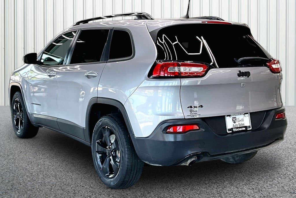 Used 2018 Jeep Cherokee Latitude w/ Altitude Package AWD/4WD image 4