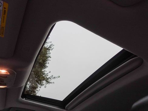 Used 2021 Toyota Highlander XLE image 25