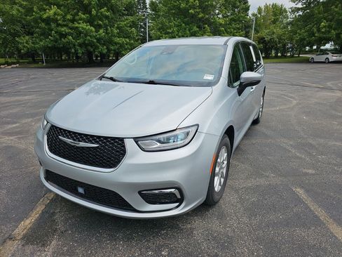 Used 2023 Chrysler Pacifica Touring-L FWD image 2