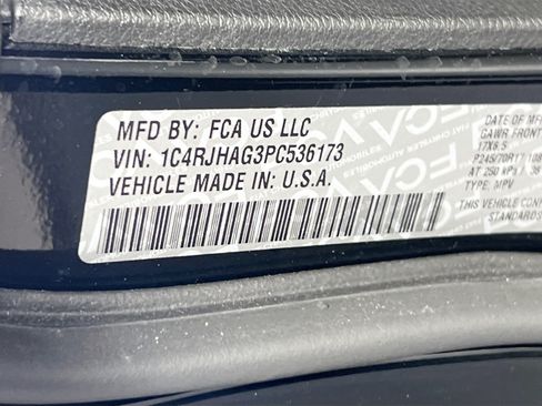 Used 2023 Jeep Grand Cherokee Laredo AWD/4WD image 29