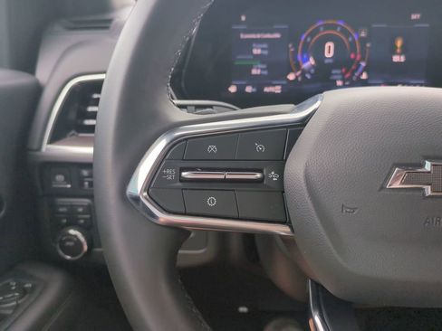 Used 2025 Chevrolet Suburban Z71 image 33