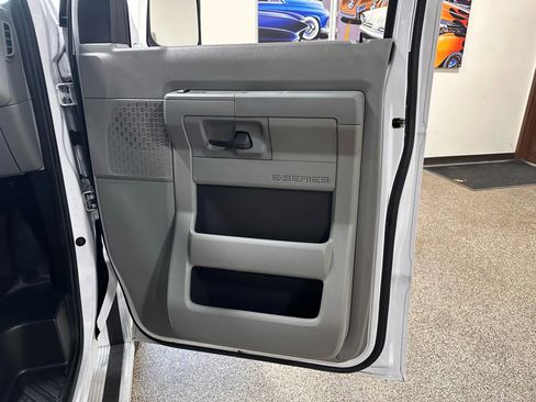 Used 2015 Ford E-350 and Econoline 350 Super Duty image 18