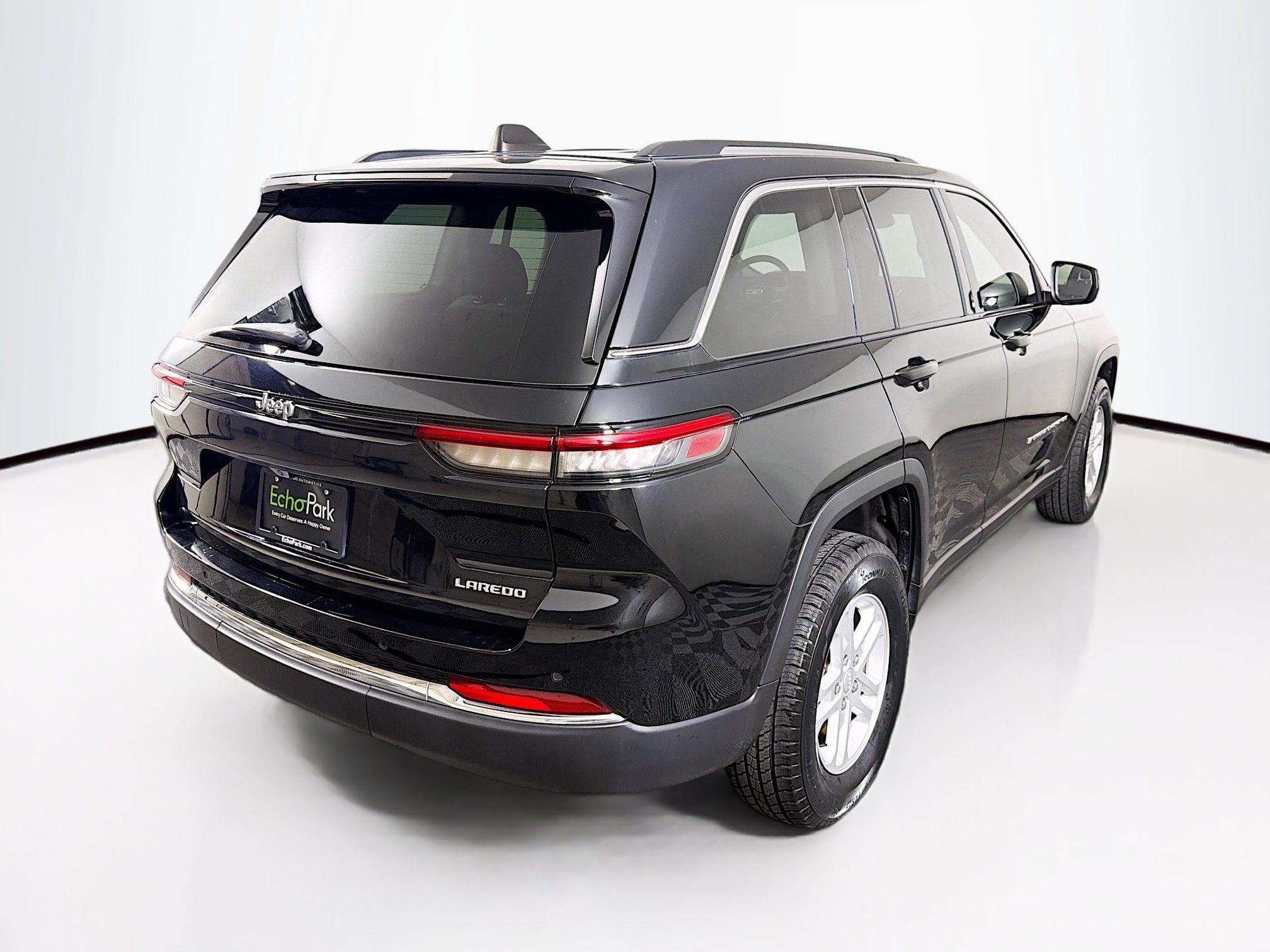 Used 2023 Jeep Grand Cherokee Laredo RWD image 9