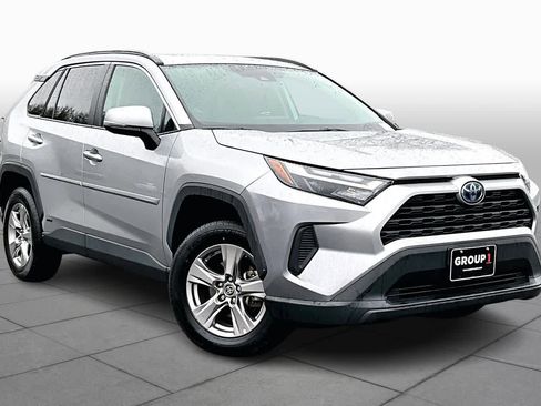 Used 2022 Toyota RAV4 XLE image 2