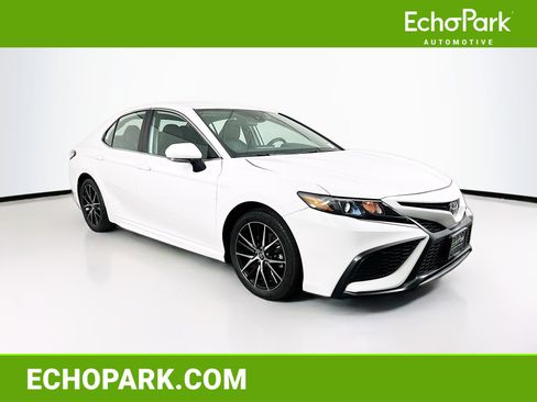 Used 2023 Toyota Camry SE image 1