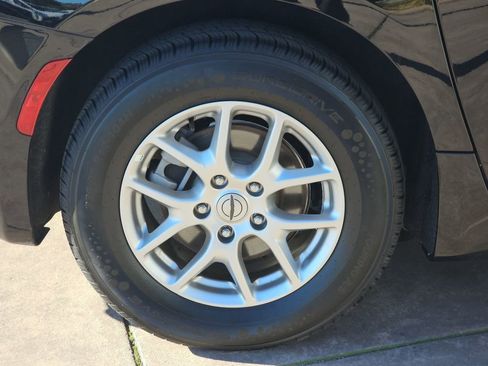 Used 2025 Chrysler Pacifica Select image 39