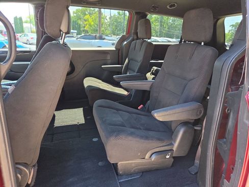 Used 2017 Dodge Grand Caravan SE FWD image 12