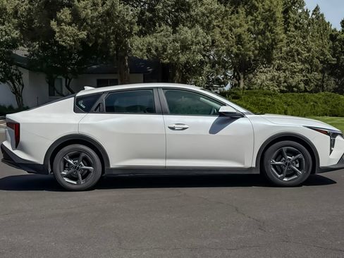 Used 2025 Kia K4 FWD image 3