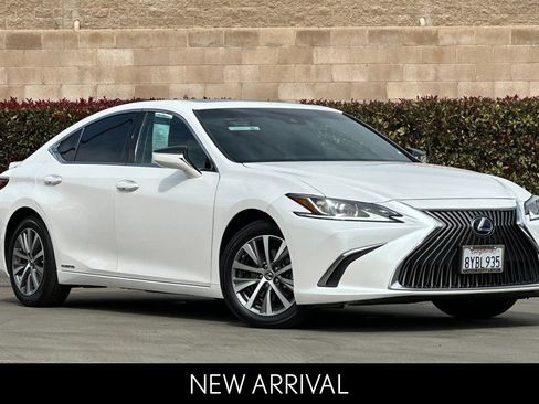 Certified 2021 Lexus ES 300h image 2