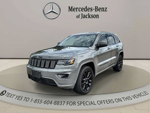 Used 2022 Jeep Grand Cherokee Laredo X AWD/4WD image 1