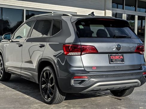 Used 2024 Volkswagen Taos SE w/ Panoramic Sunroof Package FWD image 8