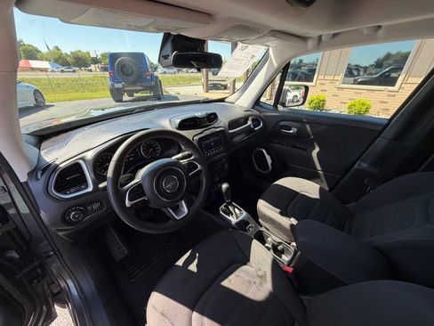 Used 2018 Jeep Renegade Latitude FWD image 18