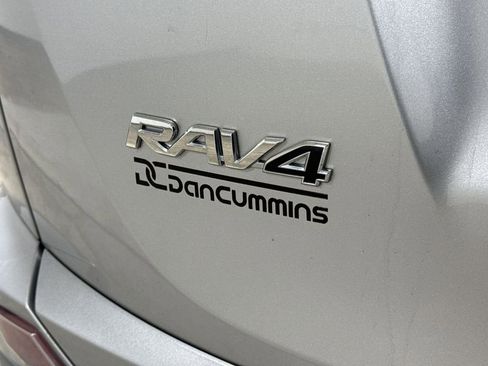 Used 2018 Toyota RAV4 LE AWD/4WD image 25