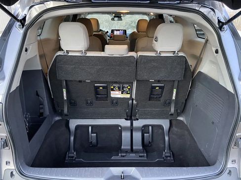 Used 2024 Toyota Sienna LE FWD image 30