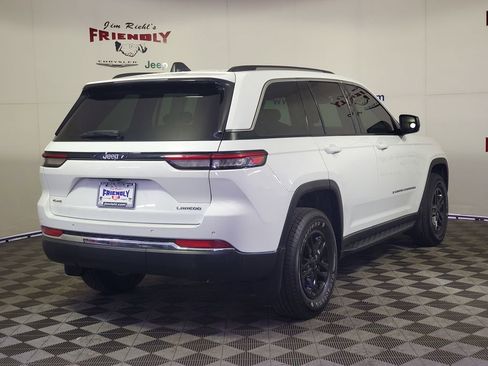 Used 2022 Jeep Grand Cherokee Laredo w/ Luxury Tech Group I AWD/4WD image 3