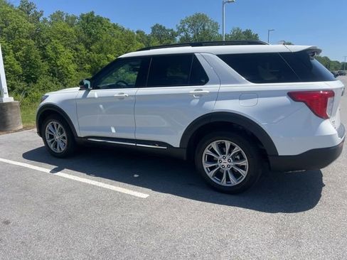 Used 2024 Ford Explorer XLT w/ Equipment Group 202A AWD/4WD image 8
