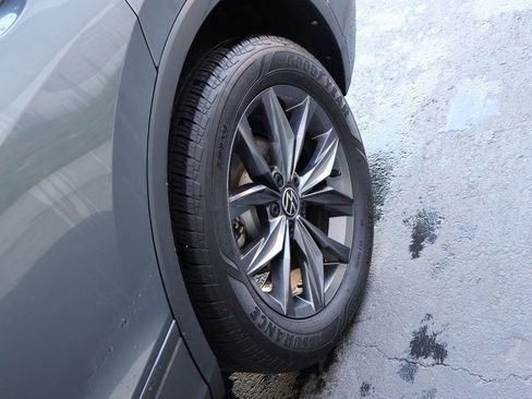 Used 2024 Volkswagen Tiguan SE image 39