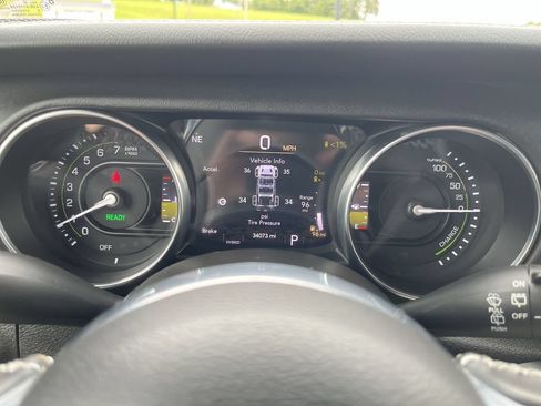 Used 2022 Jeep Wrangler Unlimited Sahara w/ Cold Weather Group AWD/4WD image 15