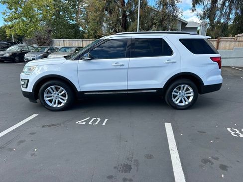 Used 2017 Ford Explorer XLT image 2